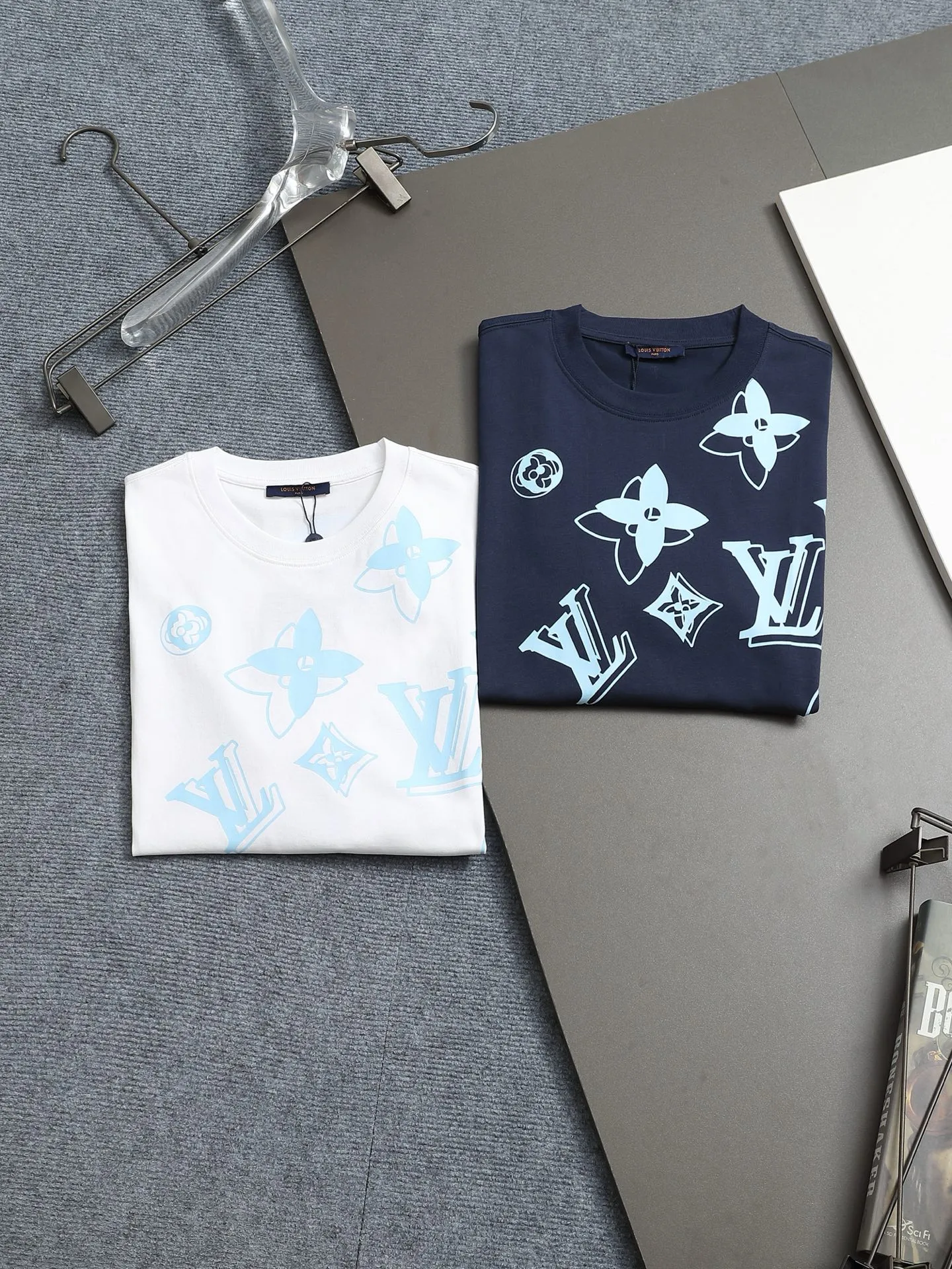 🅿️170 LOUIS VUITTON Louis Vuitton 23ss new color series with all-over printed pattern on the back, classic pullover round neck short sleeves. Customized 260 grams of vat-dyed fabric. Very comfortable to touch. Latest brick cabinet synchronization for spring and summer. Fashionable and personalized. Super versatile and good-looking. Very suitable for both men and women. Must-have style. Tag. Collar label. Washed wheat. Three labels complete. Color: Navy blue. White. Size: XS~L.